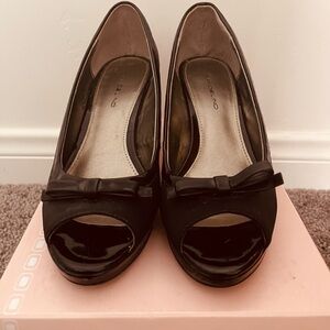 Bandolino Elegant Black Peep-Toe Heels